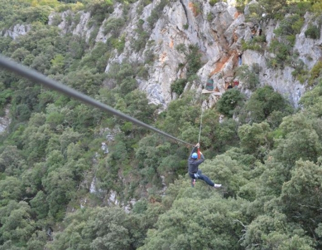 Gran tirolina en la Vía Ferrata du Thaurac